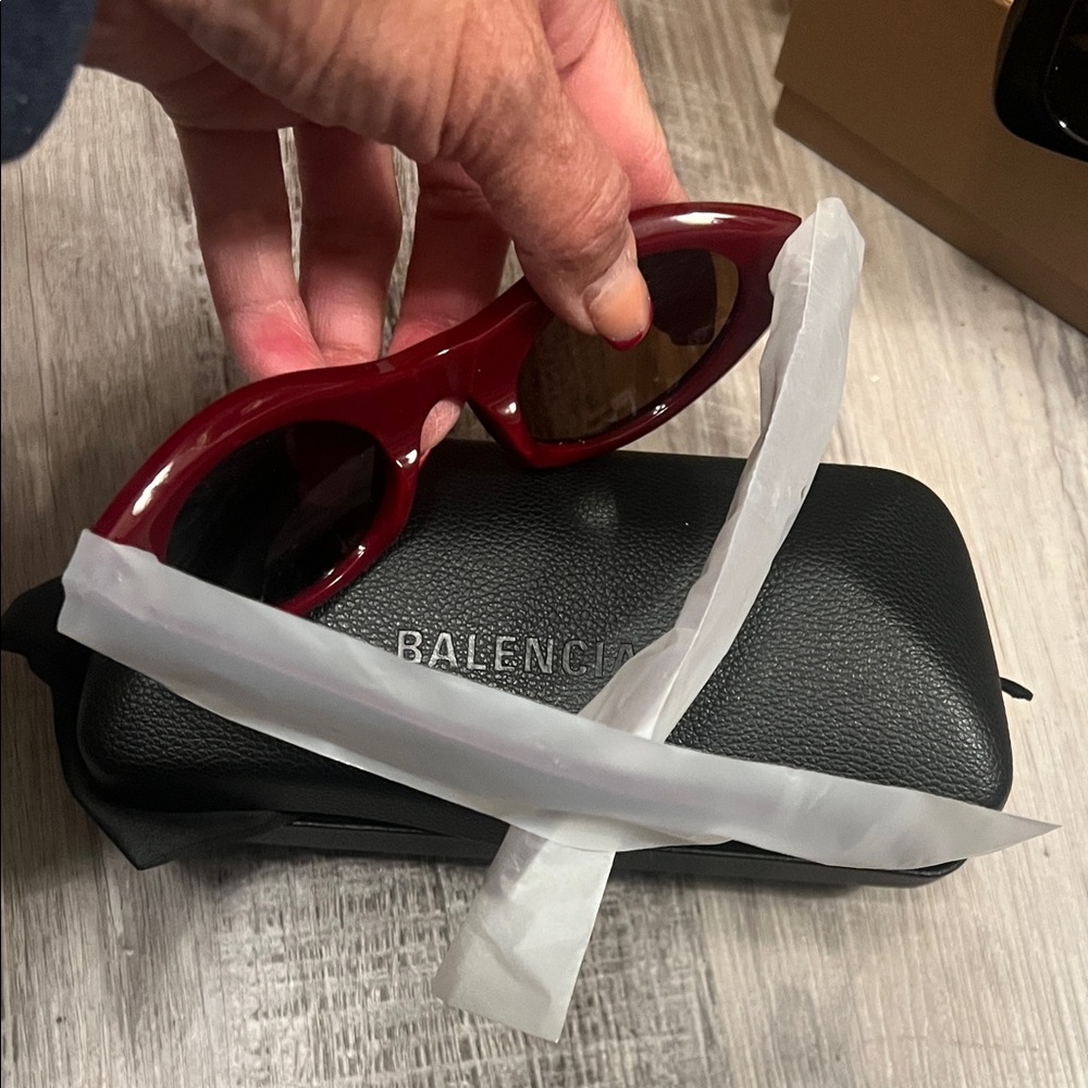 Balenciaga Burgundy Sunglasses brand new - Picture 2 of 3